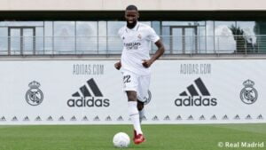 Rüdiger posa con la camiseta madridista