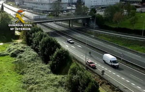 La Guardia Civil investiga a un conductor por delitos contra la seguridad vial y daños en Pontevedra