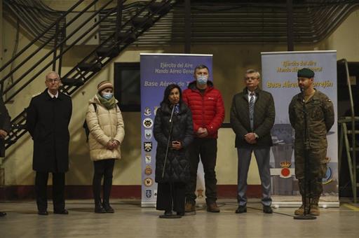 La ministra de Defensa recibe en la Base Aérea de Torrejón a más de 200 militares ucranianos que se adiestrarán en España