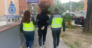 La Policía Nacional detiene a cuatro personas por colgar de un puente un maniquí con la camiseta de Vinicius