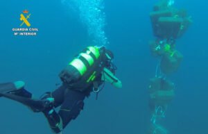 La Guardia Civil interviene más de una tonelada de hachís fondeado en la costa de Almería