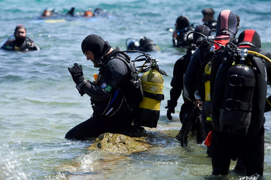 Voluntarios de todo el país bucean para retirar basuras marinas