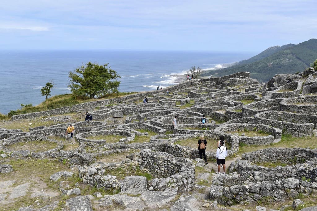 Los Castros Galaicos: Vestigios Históricos en As Rías Baixas