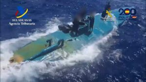 La Guardia Civil Intercepta un Narcosubmarino en el Atlántico con Destino a la Península