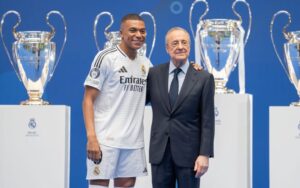 Kylian Mbappé recibe una bienvenida histórica en el Santiago Bernabéu