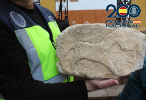 La Policía Nacional recupera dos piezas arqueológicas del siglo II a.C. incrustadas en la fachada de un restaurante