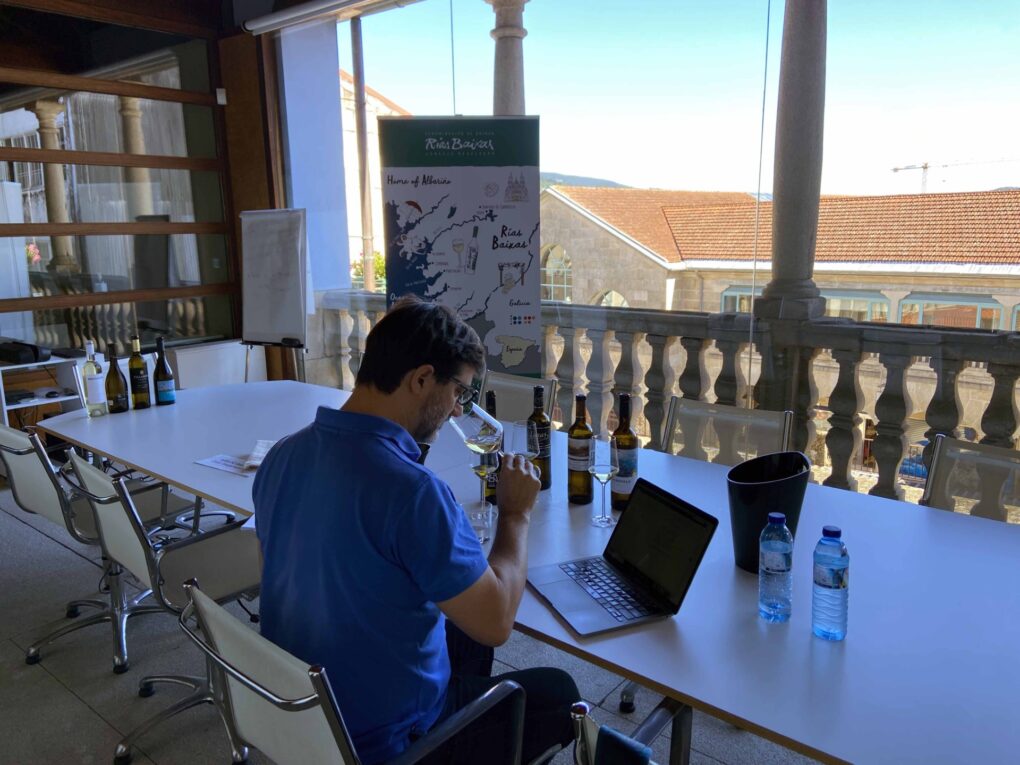 José Hidalgo de Vinous Descubre la Esencia de Rías Baixas en su Primera Visita