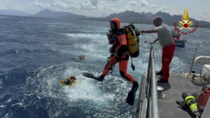 Una tormenta hunde un Yate en Sicilia, Dejando a Seis Personas Desaparecidas y un Muerto