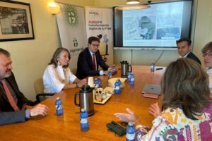 El ministro de Transformación Digital, Óscar López, visitó la Oficina Acelera Pyme en San Sebastián y resaltó el impacto del programa en la modernización de pymes a nivel nacional.