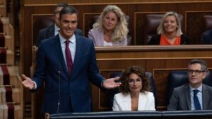 En una sesión de control en el Congreso, Pedro Sánchez resalta los logros económicos y su visión positiva sobre el futuro, mientras María Jesús Montero critica al PP por su postura en Cataluña y en el Estado del bienestar.