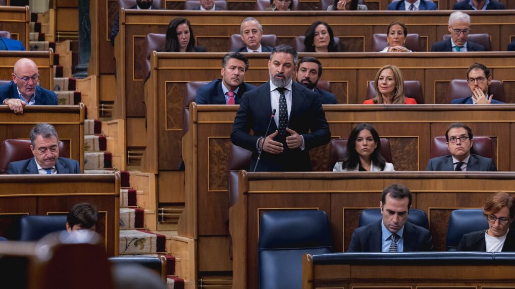 En la sesión de control del Congreso, el presidente de VOX, Santiago Abascal, ha criticado duramente el gasto del Gobierno en inmigración ilegal y ha pedido medidas drásticas contra los inmigrantes que llegan a España.