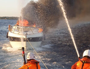 Motora se incendia y se hunde en Menorca: todos los tripulantes rescatados