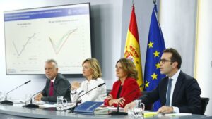 Gobierno prioriza el diálogo en la senda de déficit y proyecta 22 millones de empleados en 2025