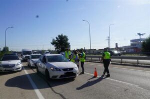 Tráfico vigila esta semana las distracciones al volante: el uso del móvil, la infracción más común