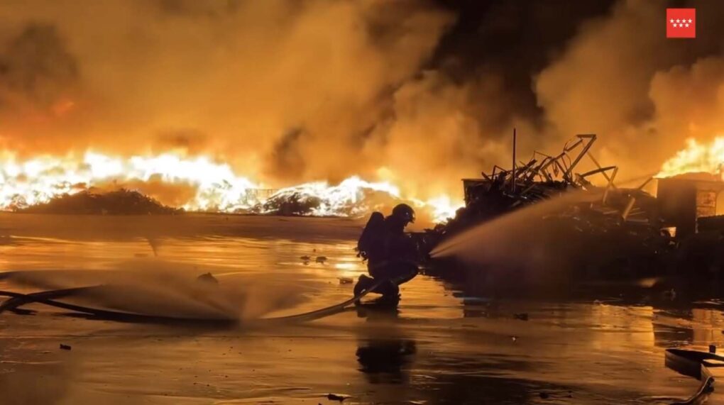 Controlado un incendio en una planta de reciclaje en Arganda del Rey: 15 dotaciones de bomberos en acción