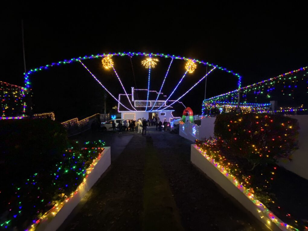 La casa más adornada de Galicia ilumina Camposancos con su espectacular encendido navideño