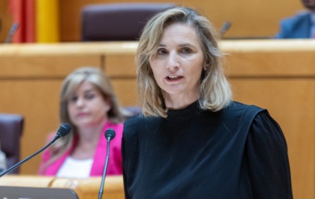 En un duro ataque durante la sesión parlamentaria de este miércoles, el Partido Popular, a través de su vicesecretaria de Desarrollo Sostenible, Paloma Martín, ha exigido la dimisión inmediata de Teresa Ribera. Acusando a la ministra de Transición Ecológica de una gestión “negligente” durante la reciente crisis de la DANA, Martín afirmó que Ribera "lleva la mochila cargada de piedras" y que “en Bruselas están observando sus errores”. Martín también instó a Ribera a comprometerse públicamente a renunciar si la Justicia abre una imputación en su contra por la gestión de emergencias o los fondos europeos. “Nos ha dejado ver su imagen más cobarde y vergonzosa", añadió, acusándola de mentir durante su audiencia en la UE respecto a competencias clave como la prevención de inundaciones, la gestión de alertas hídricas y la planificación de infraestructuras en zonas de riesgo. Críticas a la gestión de la DANA y los fondos Next Generation El PP denunció que la inacción del Ministerio de Transición Ecológica durante los últimos seis años ha agravado las consecuencias de desastres naturales como la reciente riada en Valencia. Martín mostró un informe de seguimiento del Plan de Riesgo de Inundaciones 2022-2023, destacando que 18 actuaciones previstas en la zona afectada “ni siquiera han comenzado”. Además, el partido puso el foco en las investigaciones abiertas sobre la posible gestión irregular de 500 millones de euros en subvenciones de los fondos europeos Next Generation, vinculando estos hechos a un patrón de ineficacia y mala planificación. Acusaciones de "políticas ambientalistas radicales" El PP criticó también el enfoque ambiental de Ribera, acusándola de aplicar “políticas radicales” que no consideran las necesidades del medio rural ni la conservación de cauces fluviales. Martín subrayó que el Sistema de Alerta Temprana (SAT), presente en otras cuencas hidrográficas como la del Ebro, no se implementó en la del Júcar, contribuyendo a la gravedad del desastre. Tensión en el plano internacional Martín calificó de “paradoja cruel” que el PSOE critique los pactos del PP con Vox mientras Ribera busca apoyo en Bruselas de gobiernos como los de Orban o Meloni para su candidatura a comisaria europea. Según el PP, esto refleja un “doble rasero” y una falta de compromiso con los intereses nacionales. Finalmente, la dirigente popular acusó a Ribera de abandonar sus responsabilidades ministeriales durante la emergencia para no perjudicar su candidatura, afirmando que la ministra “lleva meses centrada únicamente en su carrera personal y profesional”.