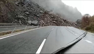 La AP-66, cortada por un gran deslizamiento de tierra: evacuados 145 turismos y 14 camiones