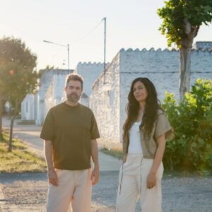 Soleado, el nuevo grupo de Juanma Latorre y Ester Rodríguez, lanza su álbum debut