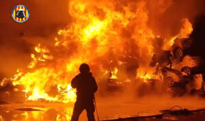 Gran incendio en un solar de Catarroja con coches retirados tras la DANA