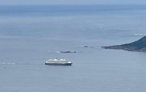 El SPIRIT OF ADVENTURE realiza una evacuación médica en la Ría de Muros: tres pasajeros trasladados al hospital