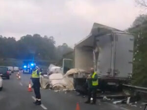 Colisión entre un camión cisterna y otro de mercancías provoca largas filas en la autopista AP-9