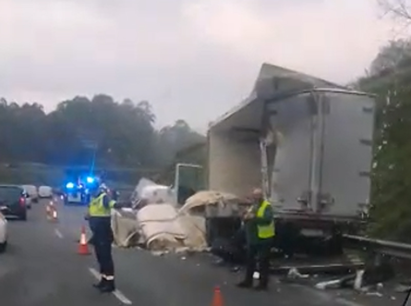 Colisión entre un camión cisterna y otro de mercancías provoca largas filas en la autopista AP-9