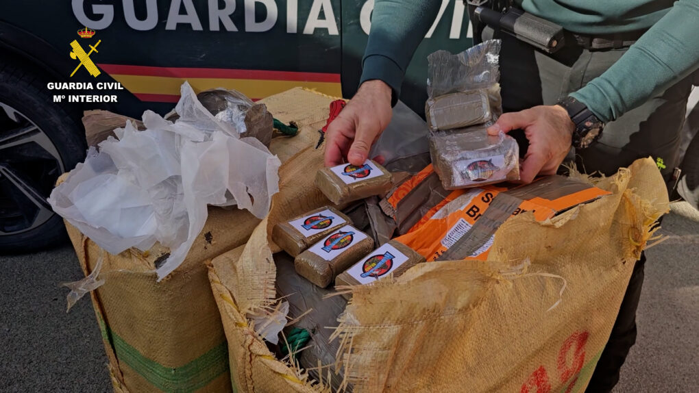 Incautada una tonelada de hachís en El Ejido: la Guardia Civil frustra un desembarque de droga