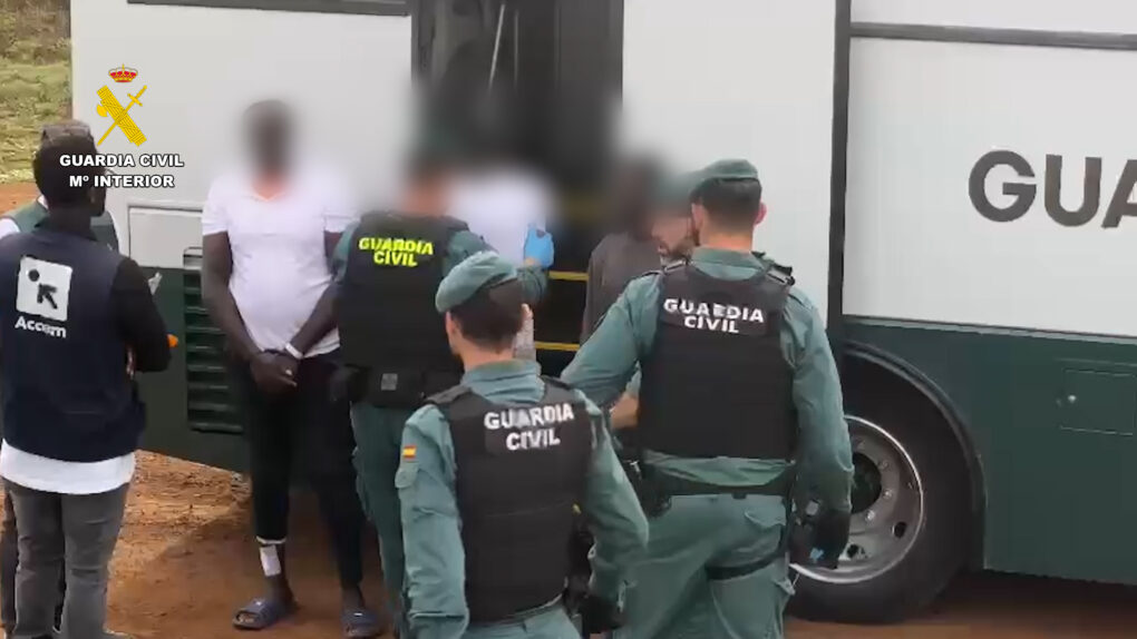 La Guardia Civil detiene a los patrones de un cayuco que presuntamente asesinaron a cuatro personas durante su travesía hacia Canarias