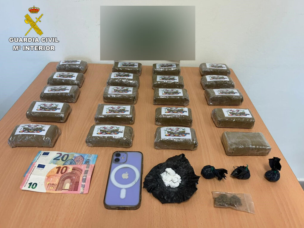 La Guardia Civil detiene a un vecino de Cuntis con 2 kg de hachís y cocaína en su domicilio