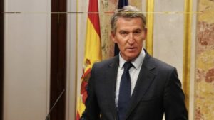 Feijóo critica los decretos de Sánchez y destaca la gestión de Rajoy como referente