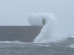 Galicia se enfrenta al azote de la borrasca Herminia con olas de 10 metros y fuertes rachas de viento