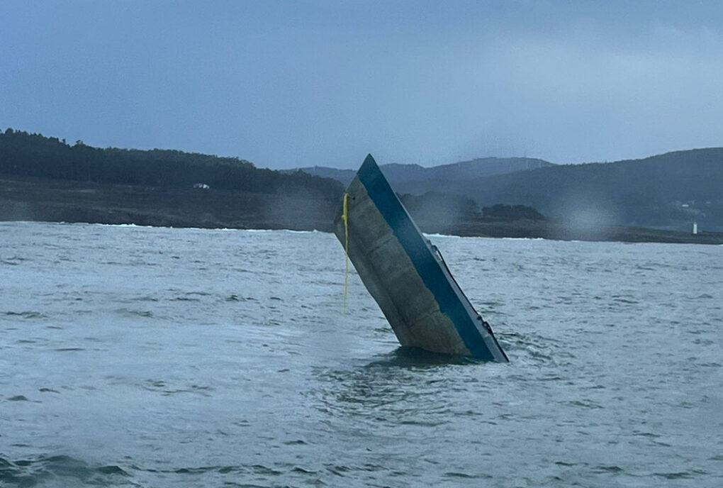 Este descubrimiento marca el tercer caso de un narcosubmarino encontrado en aguas gallegas. 