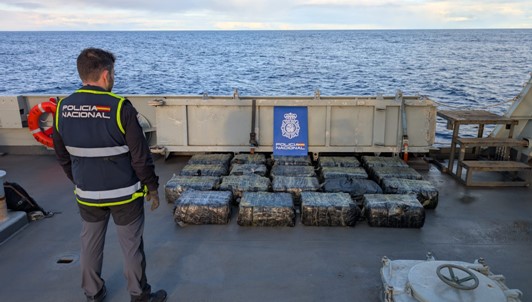 Interceptado un narcovelero con 600 kilos de cocaína en aguas cercanas a Tenerife