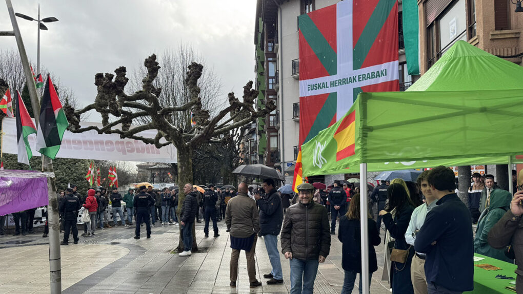 VOX presenta querella por el asedio a su mesa informativa en Rentería